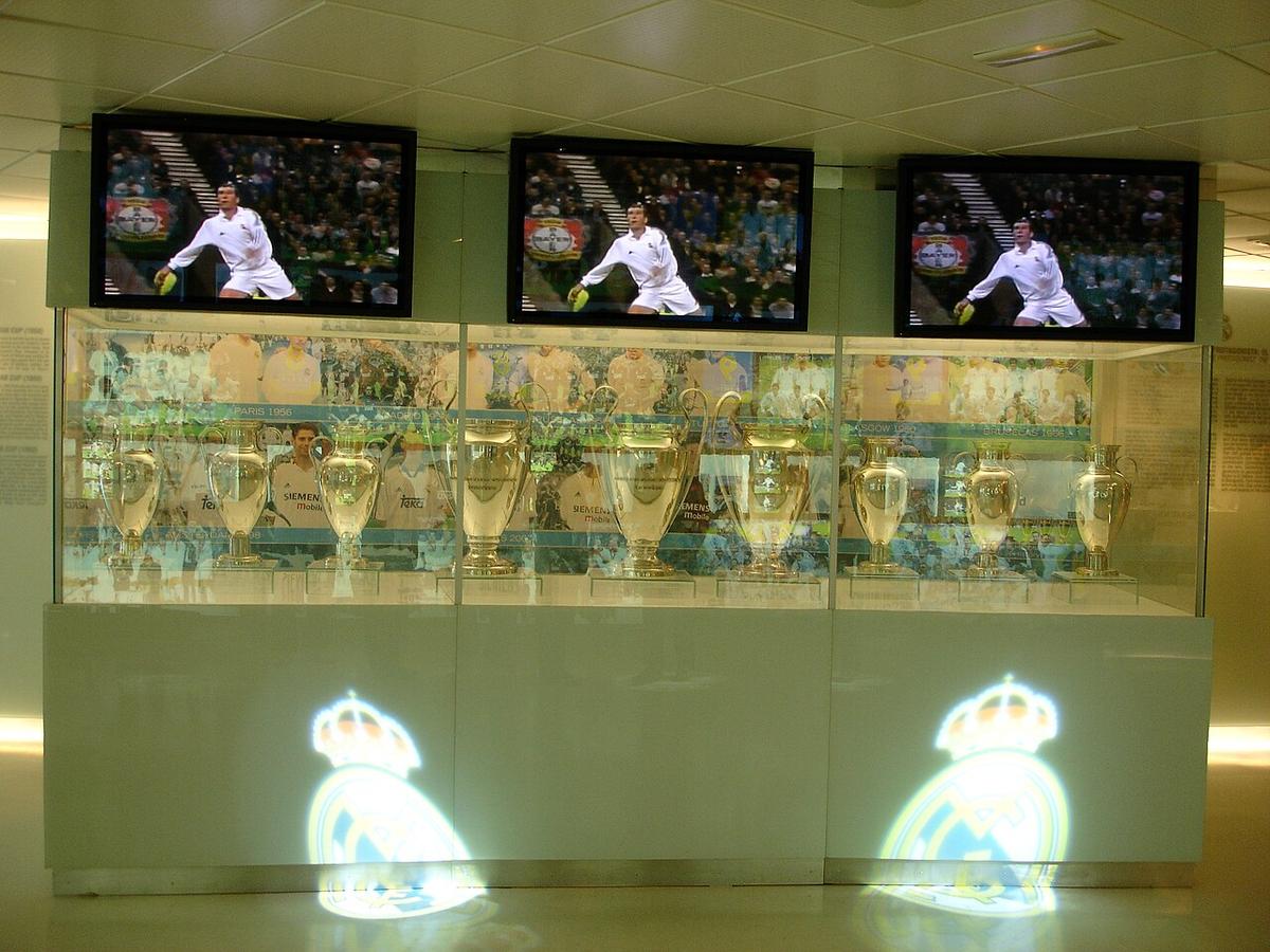Varios trofeos de la Copa de Europa y la Champions League exhibidos juntos