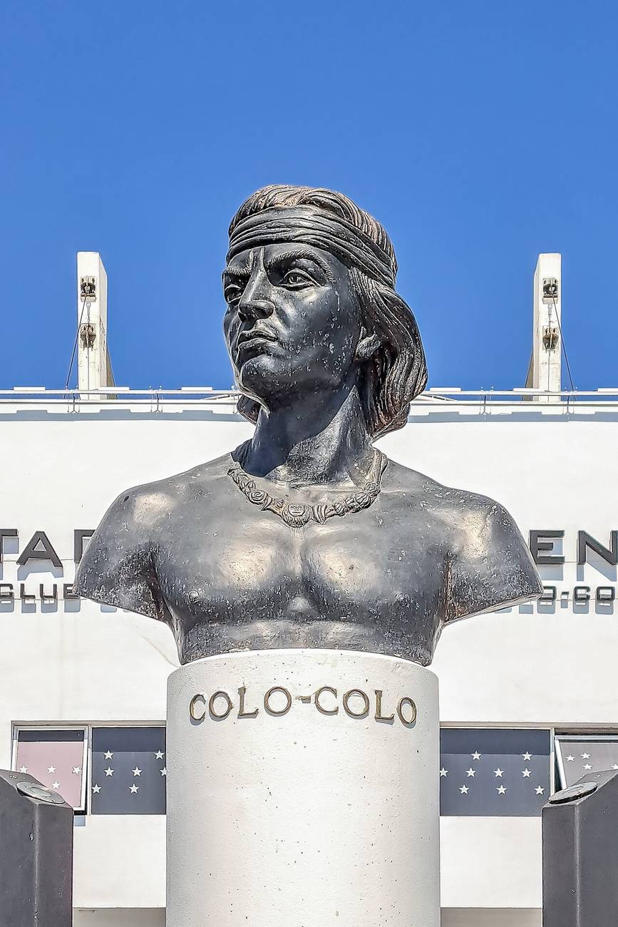 Busto de Colo-Colo en el Estadio Monumental de Santiago, en Macul