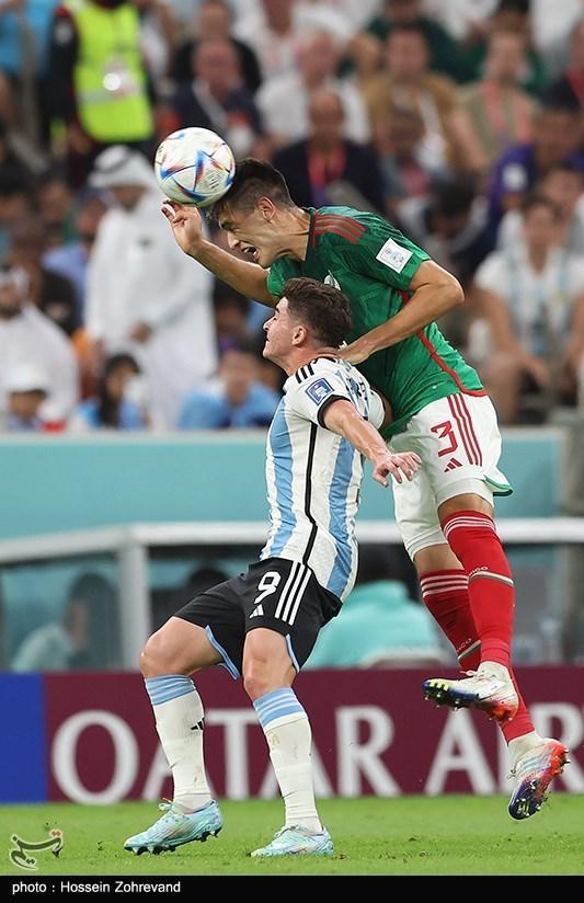 Julián Álvarez disputando un balón con México en el Mundial 2022