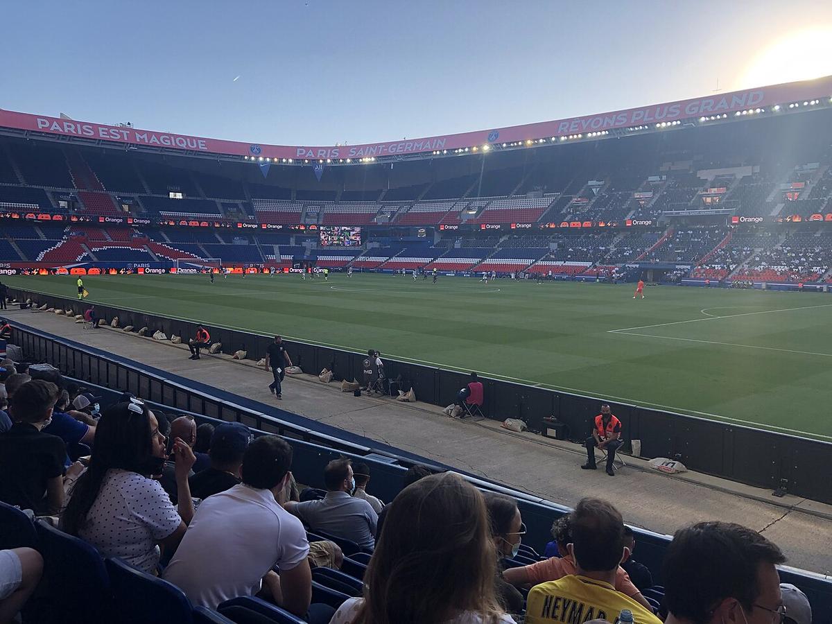 Partido en el Parque de los Príncipes durante una noche europea