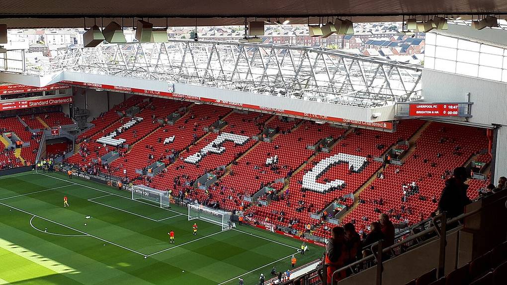 La grada The Kop en el estadio de Anfield, llena de aficionados