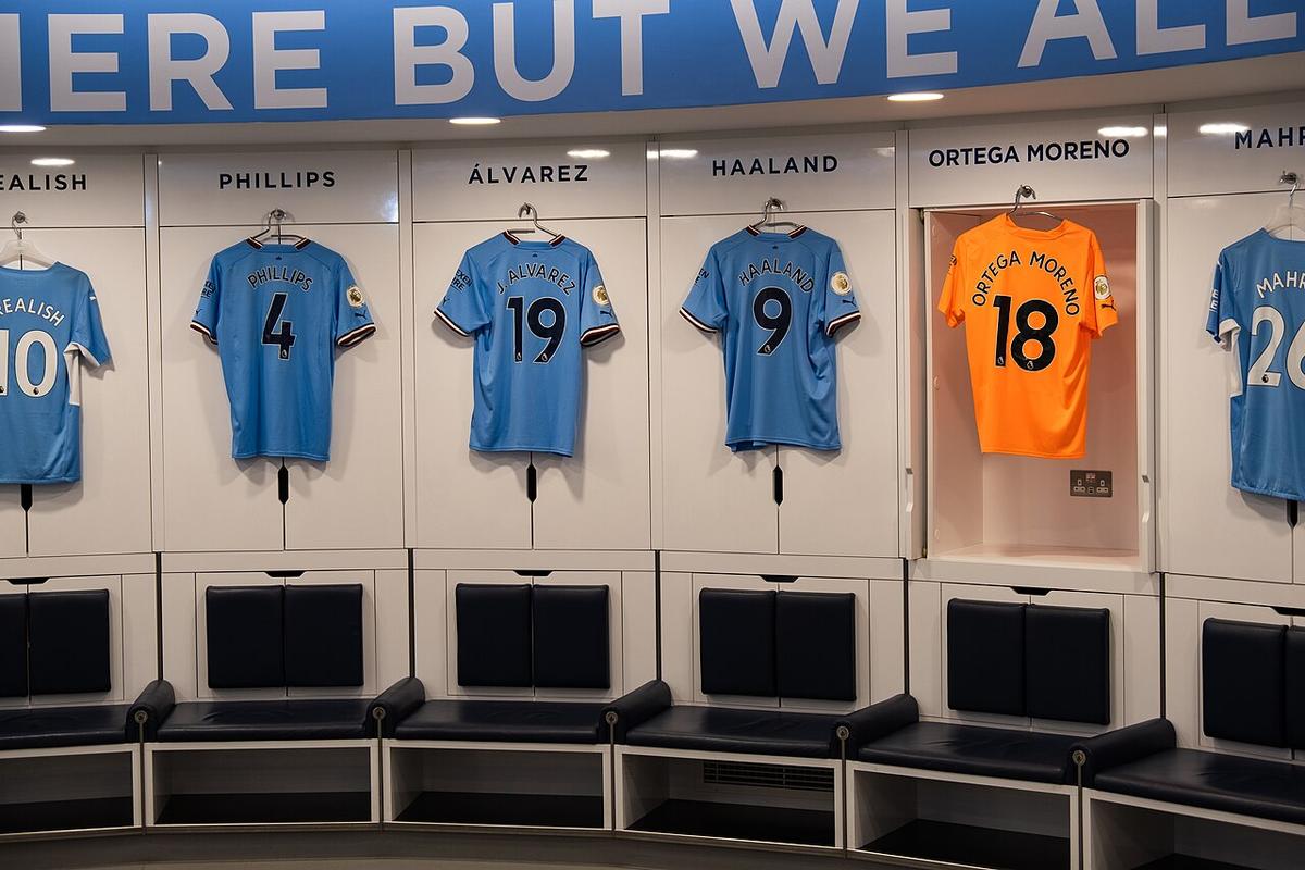 Vestuario del Manchester City con las camisetas colgadas antes de un partido