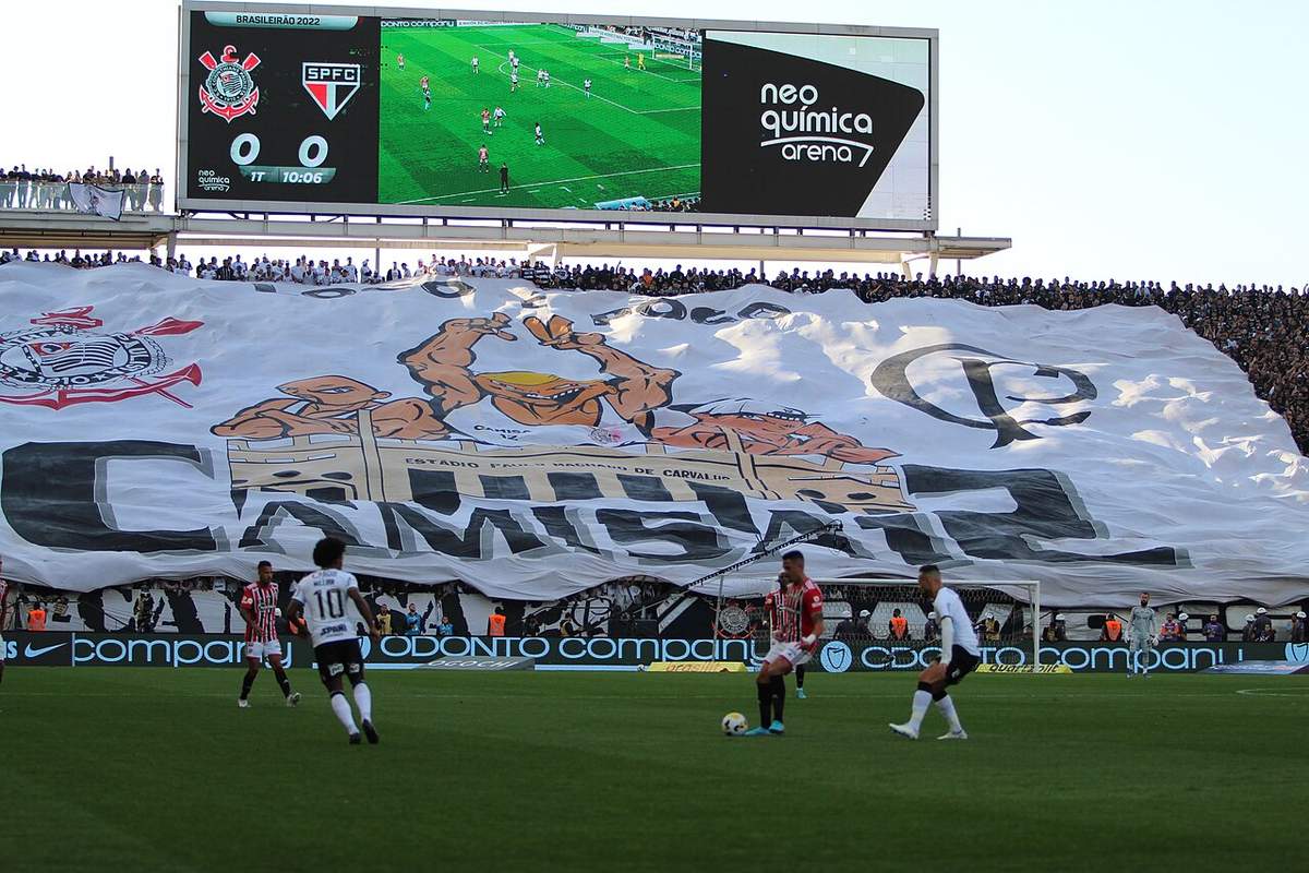Afición de Corinthians en la Neo Química Arena durante un partido del Brasileirão