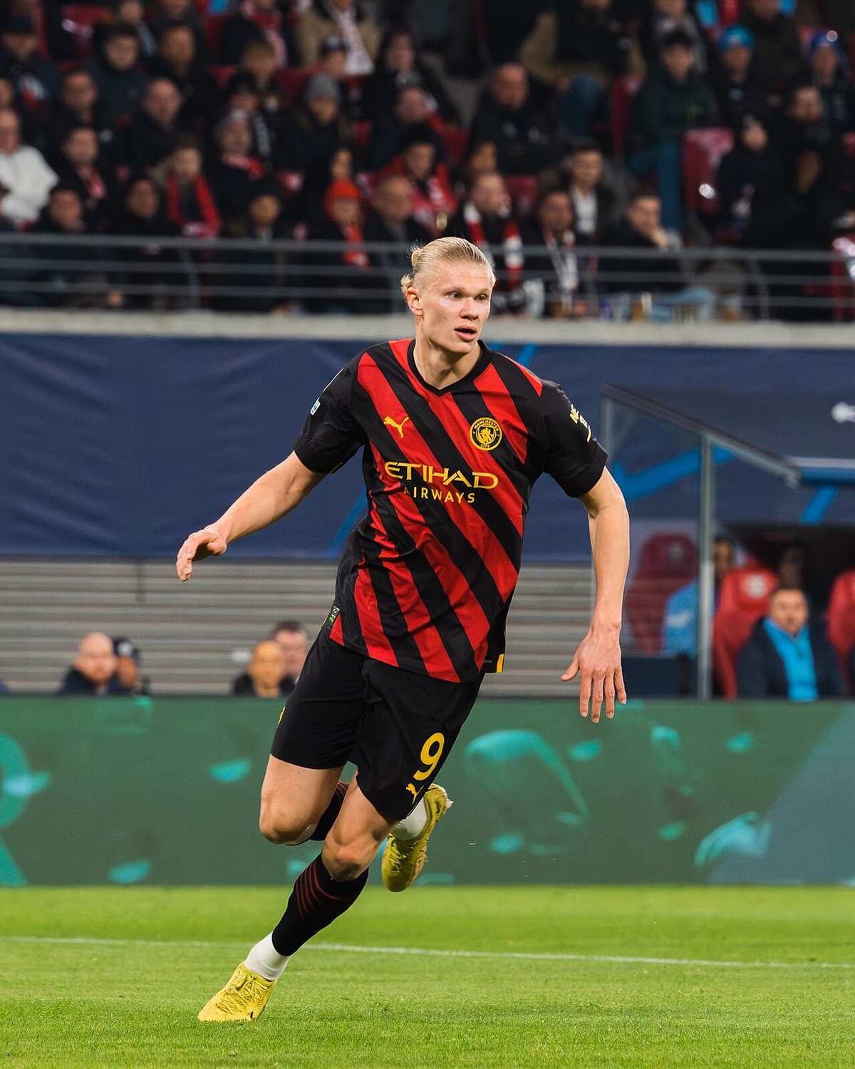 Erling Haaland con la camiseta del Manchester City celebrando un gol