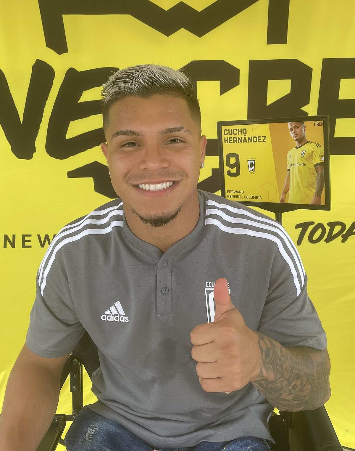 Cucho Hernández disputando un balón durante un encuentro de liga