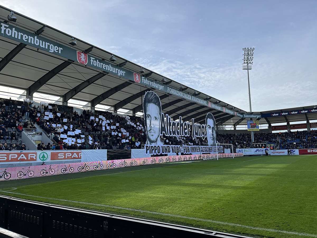 Aficionados con un tifo en la grada antes de un partido europeo
