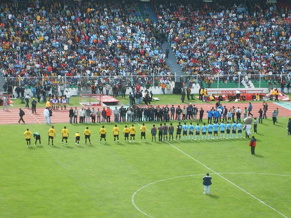 Partido del fútbol boliviano en un estadio de La Paz