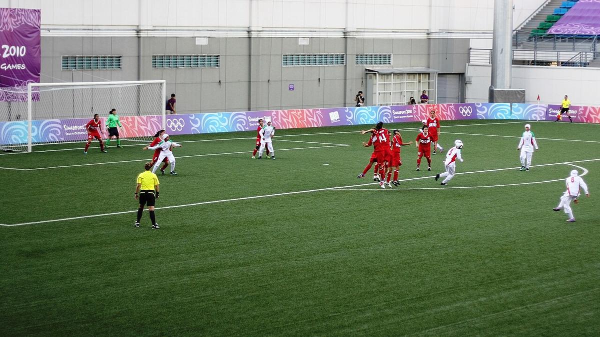 Partido de fútbol femenino en un estadio durante los Juegos Olímpicos de la Juventud