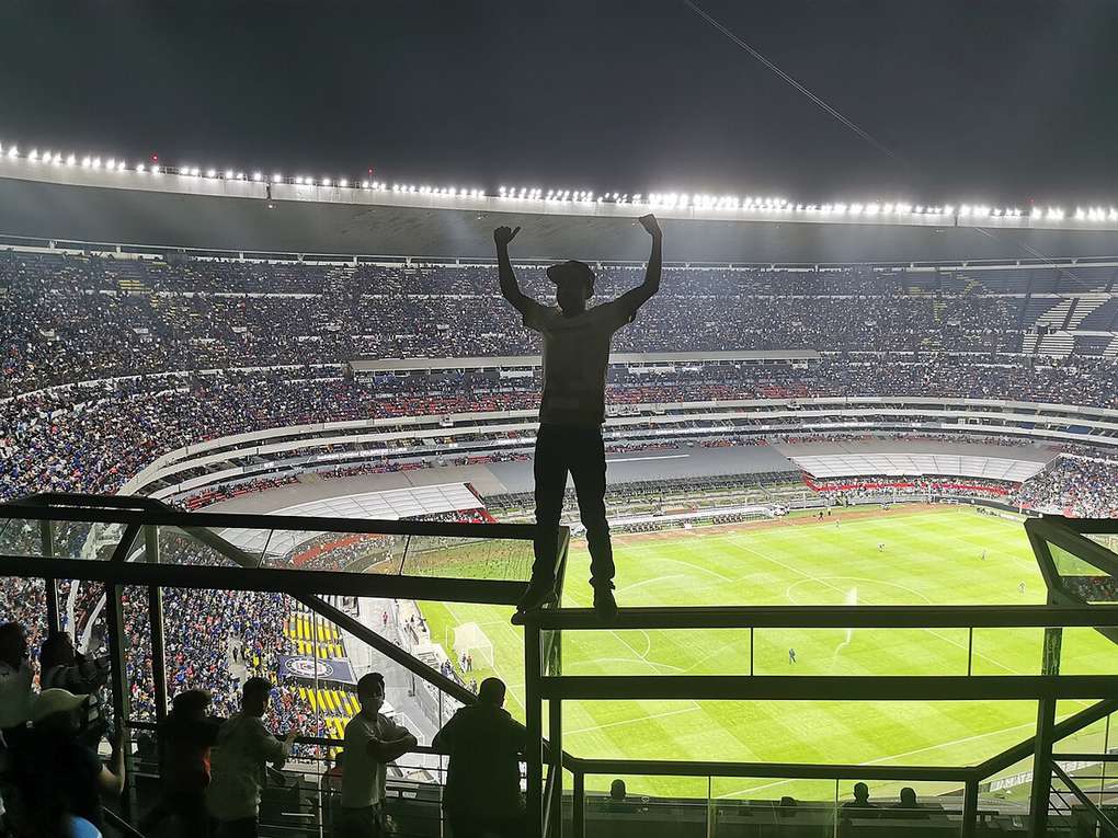 Aficionado de Pumas en el Estadio Azteca de Ciudad de México