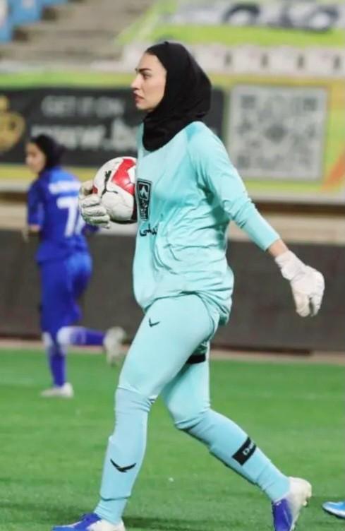 Arquera en acción durante un partido de fútbol femenino