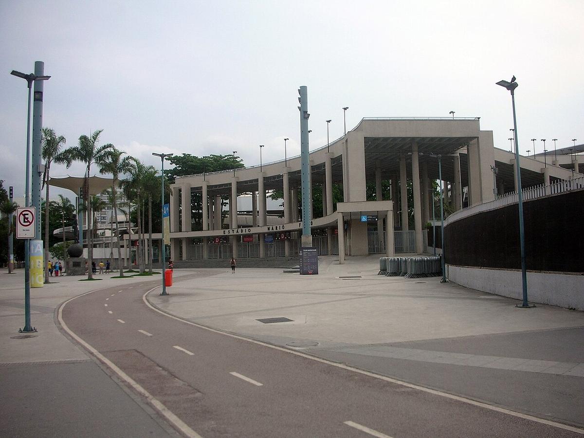 Exterior del estadio Maracaná de Río de Janeiro visto desde la avenida