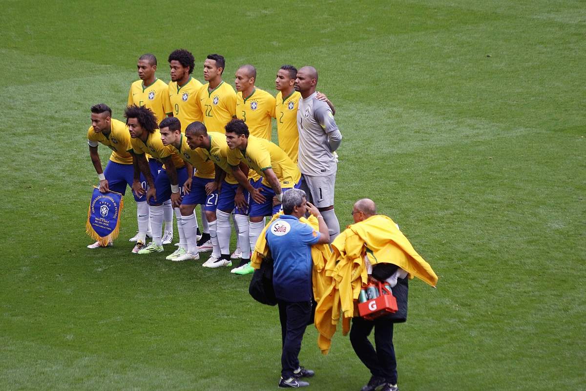 Partido entre Brasil y Chile en un estadio sudamericano