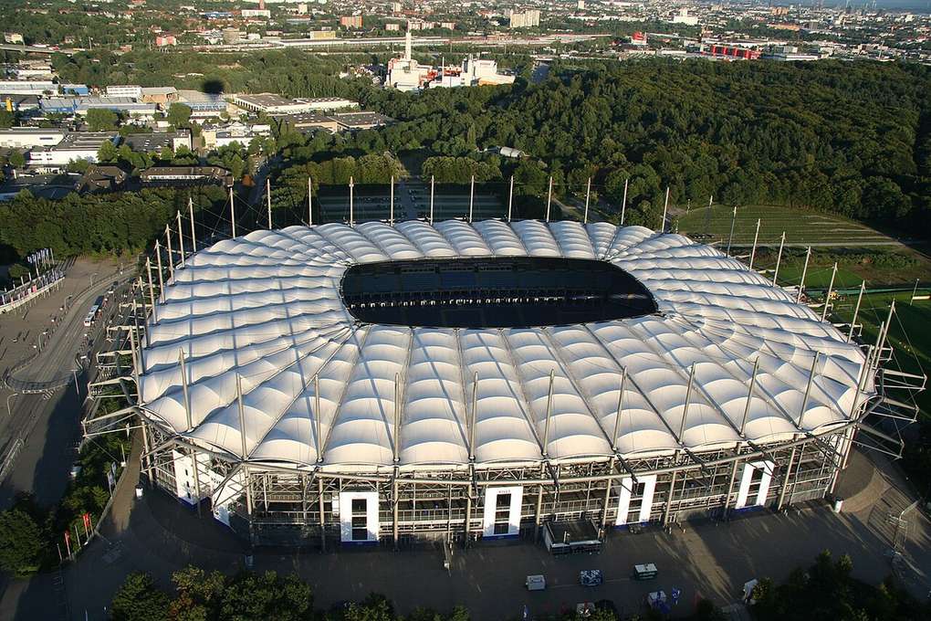 Estadio alemán con gradas llenas durante un partido nocturno