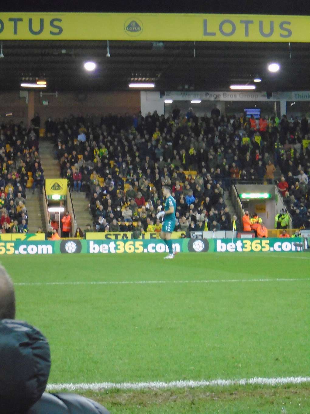 Emiliano Martínez atajando durante un partido de Aston Villa en diciembre de 2021