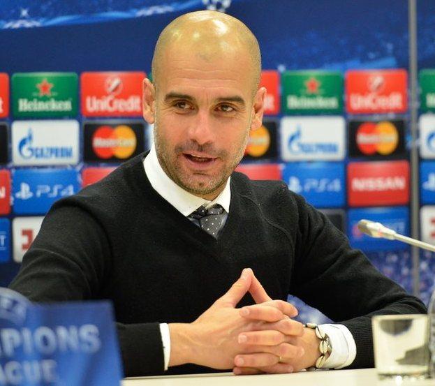 Pep Guardiola sentado en una rueda de prensa de la Champions League