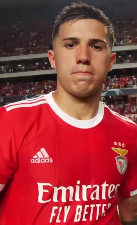 Enzo Fernández en un retrato con la camiseta de la selección argentina