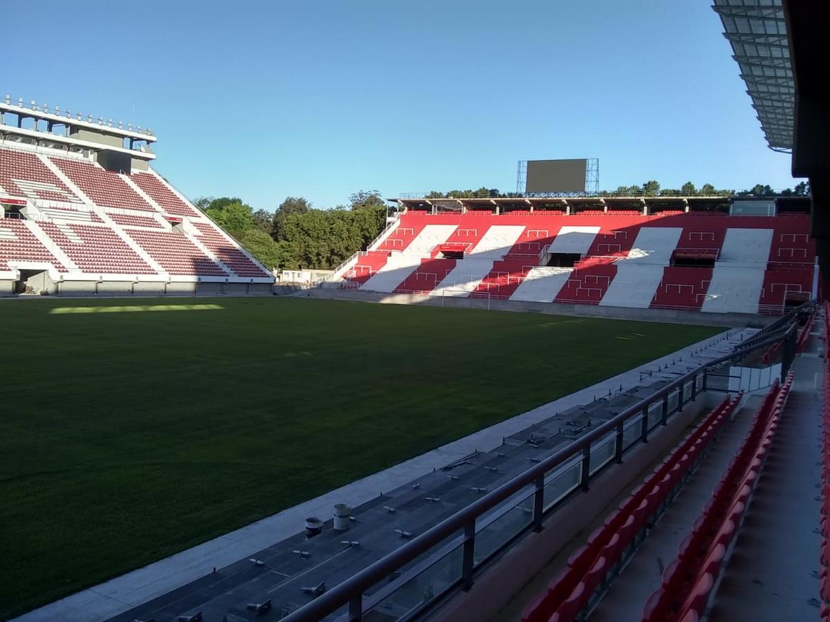 Vista de la platea oficial del estadio Jorge Luis Hirschi de Estudiantes en su reinauguración de 2019