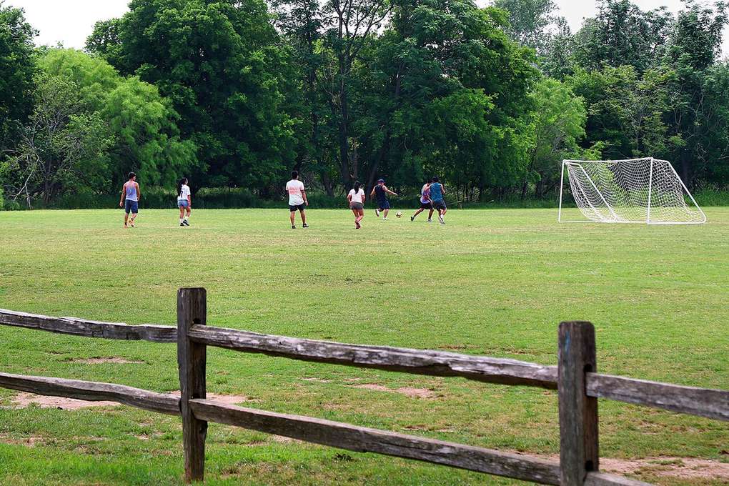 Partido de fútbol en un parque con jugadores aficionados