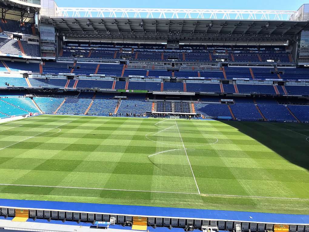 Interior del estadio Santiago Bernabéu durante un partido
