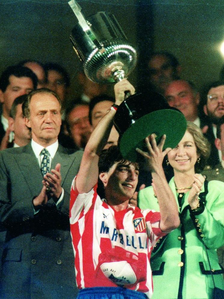 Fotografía histórica de un jugador levantando el trofeo de la Copa del Rey