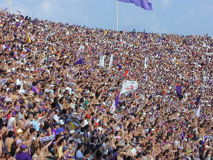 Aficionados de la Fiorentina en las gradas del estadio