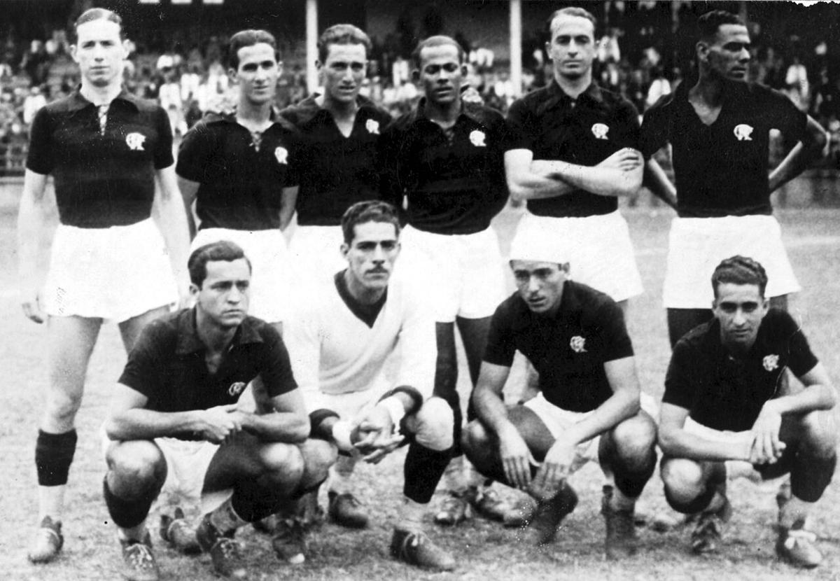 Fotografía histórica del equipo del Flamengo en 1934, con su camiseta rojinegra