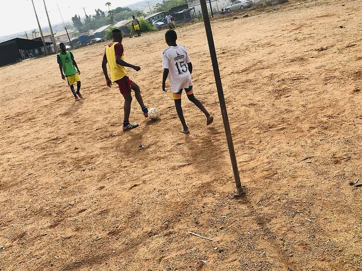 Jugadores durante una sesión de entrenamiento en un campo