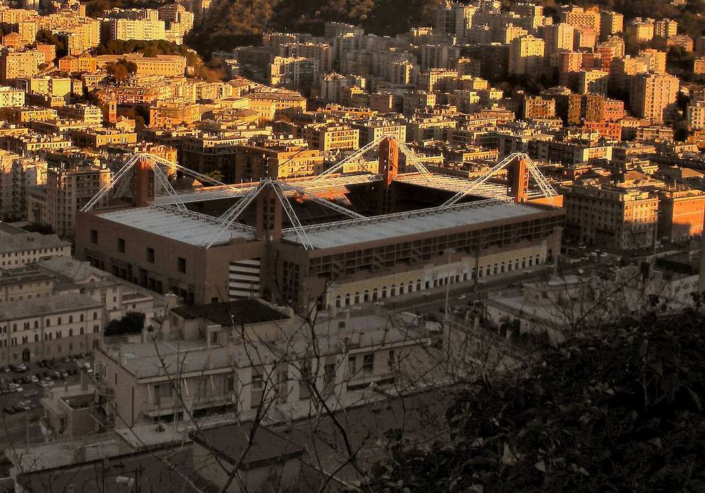 Vista del Stadio Luigi Ferraris de Génova desde las murallas, sede del Genoa vs Juventus