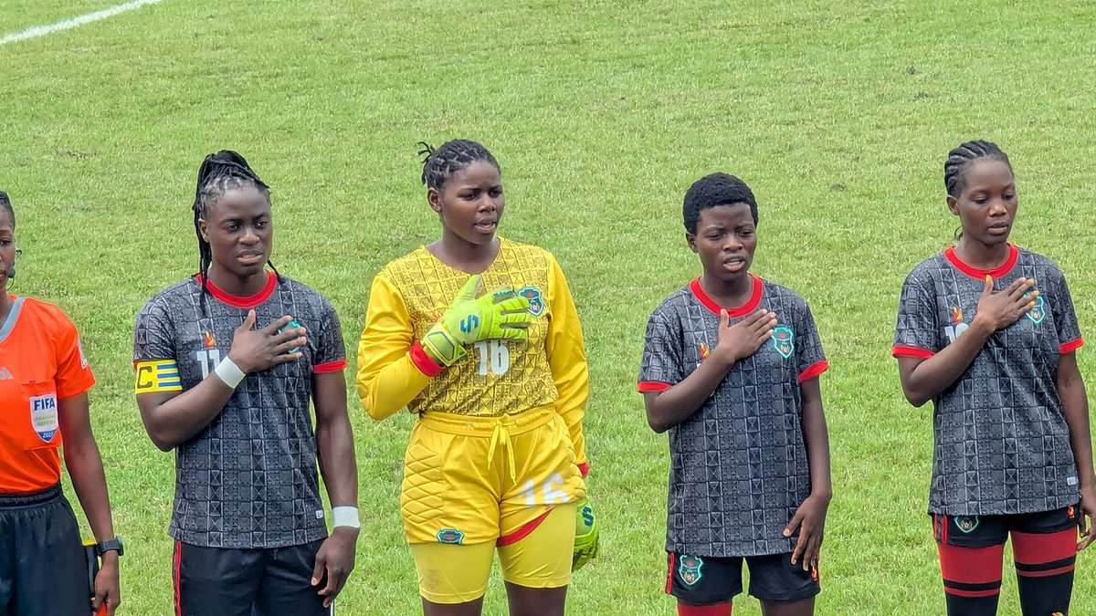Jugadoras de fútbol femenino disputando un partido internacional