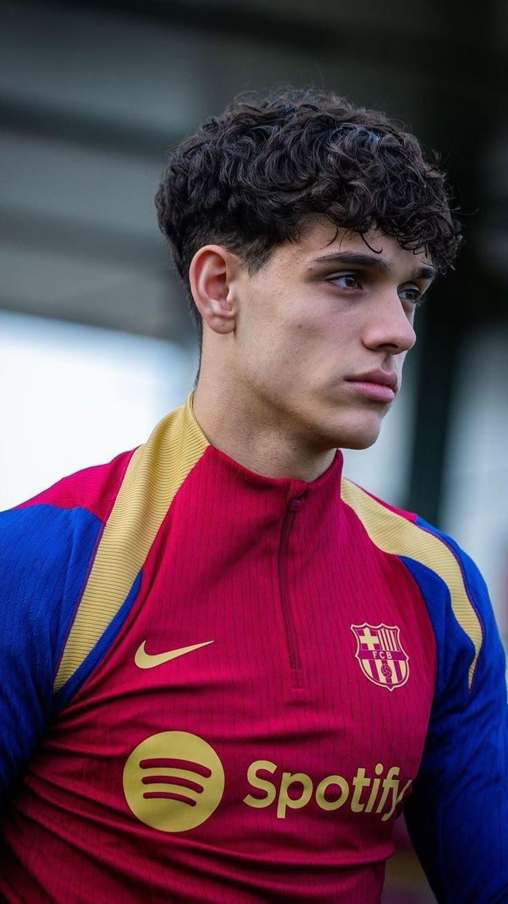 Héctor Fort con la equipación de entrenamiento del FC Barcelona