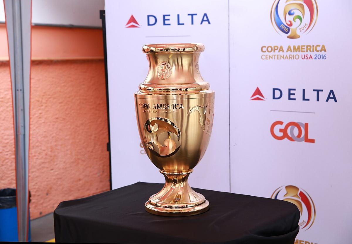 El trofeo especial de la Copa América Centenario de 2016 en exhibición