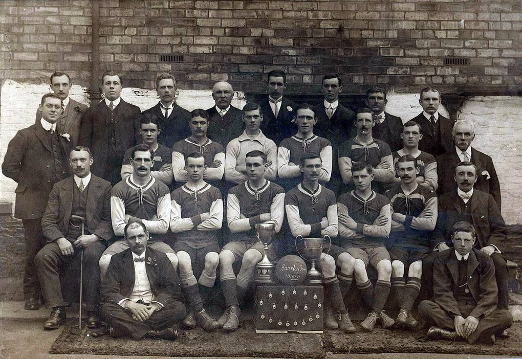 Fotografía de un equipo de fútbol de 1910-11
