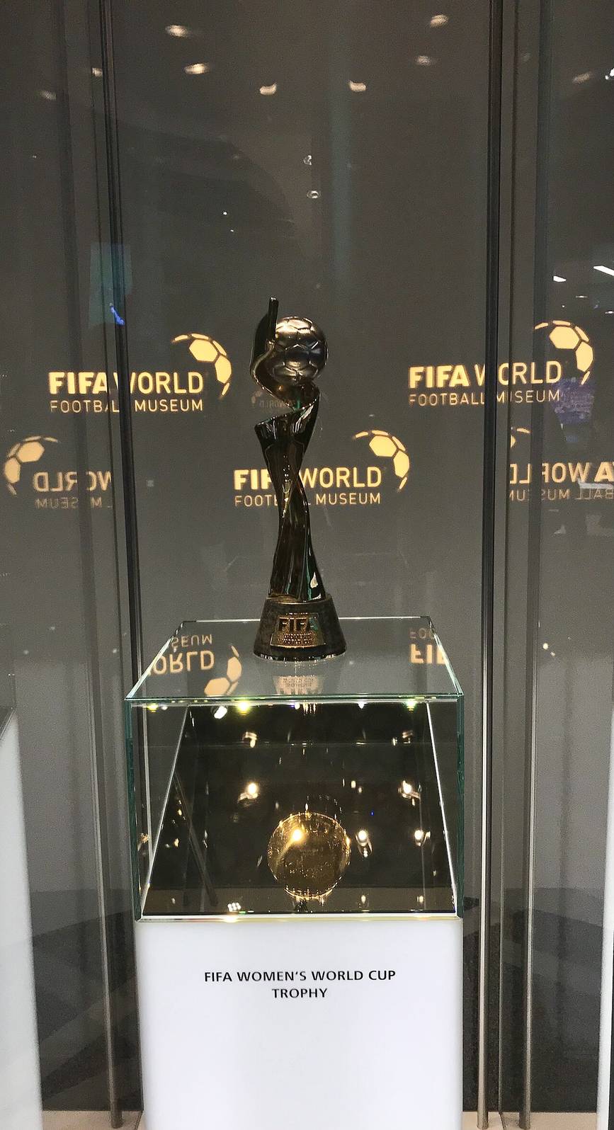 El trofeo de la Copa Mundial Femenina de la FIFA en exhibición