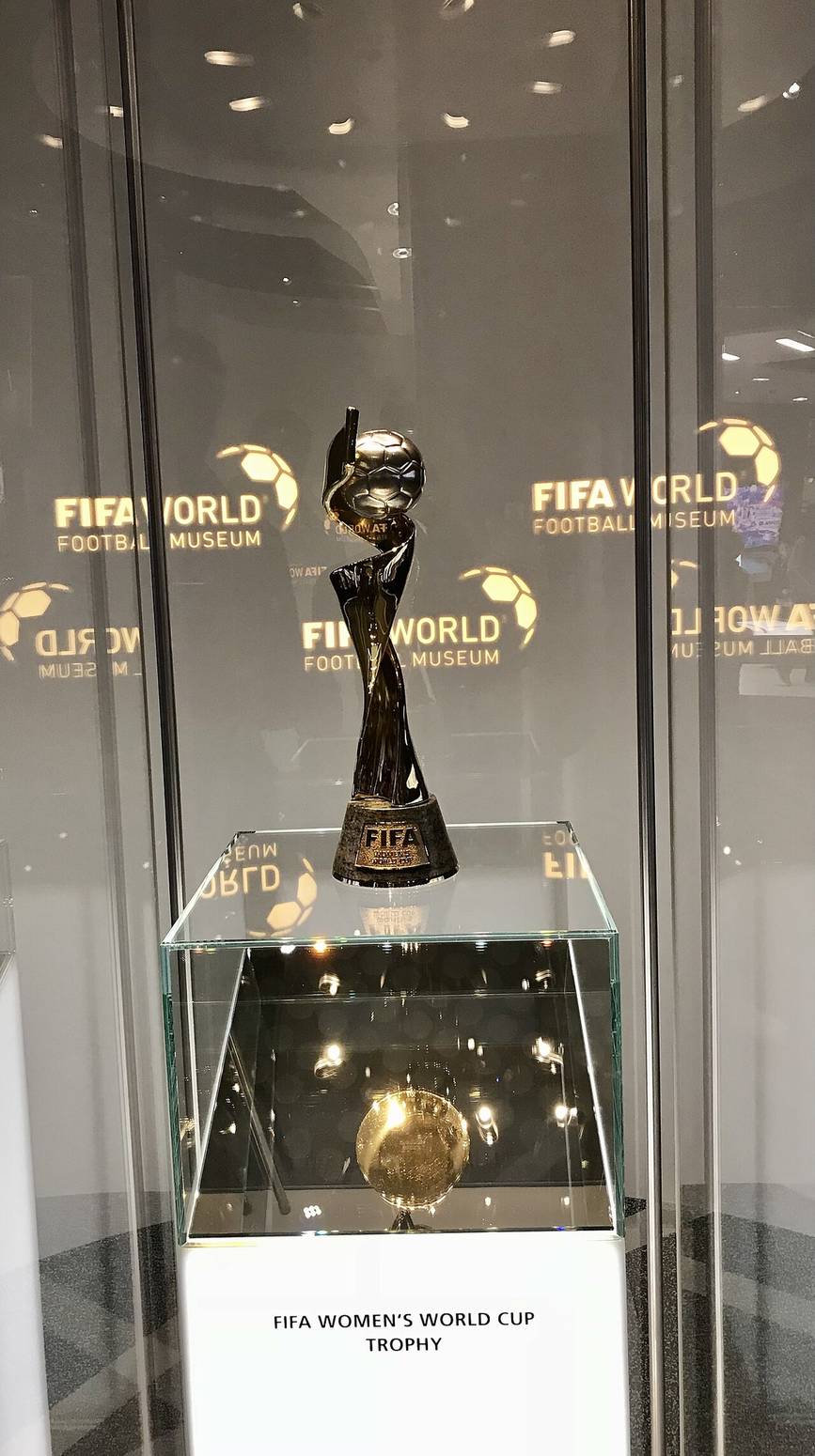 El trofeo de la Copa Mundial Femenina en exhibición
