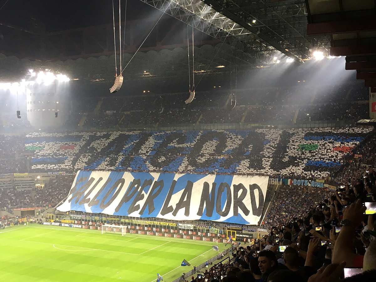 Aficionados del Inter con banderas en el estadio San Siro