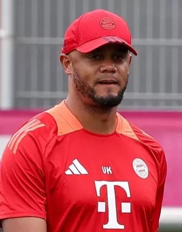 Vincent Kompany, entrenador del Bayern Múnich, en el banco de suplentes