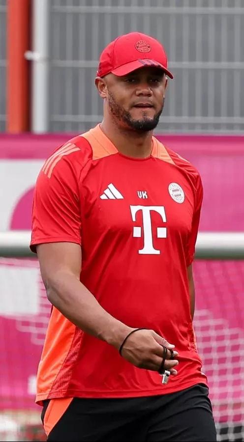 Vincent Kompany observando un partido del Bayern Múnich desde el banco