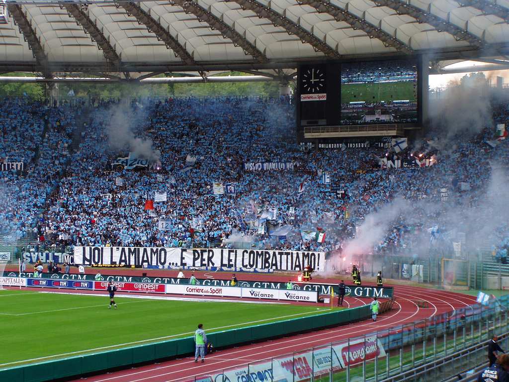 Aficionados de la Lazio en la Curva Nord del Stadio Olimpico