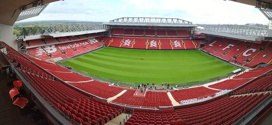 Vista panorámica del estadio Anfield en Liverpool desde la tribuna principal