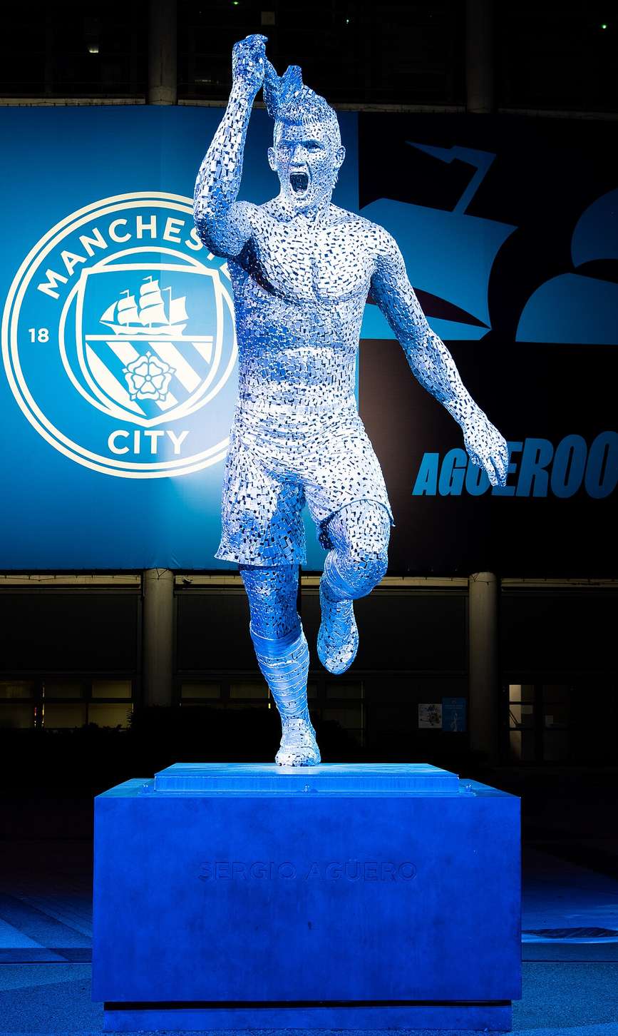 Estatua de Sergio Agüero junto al Etihad Stadium