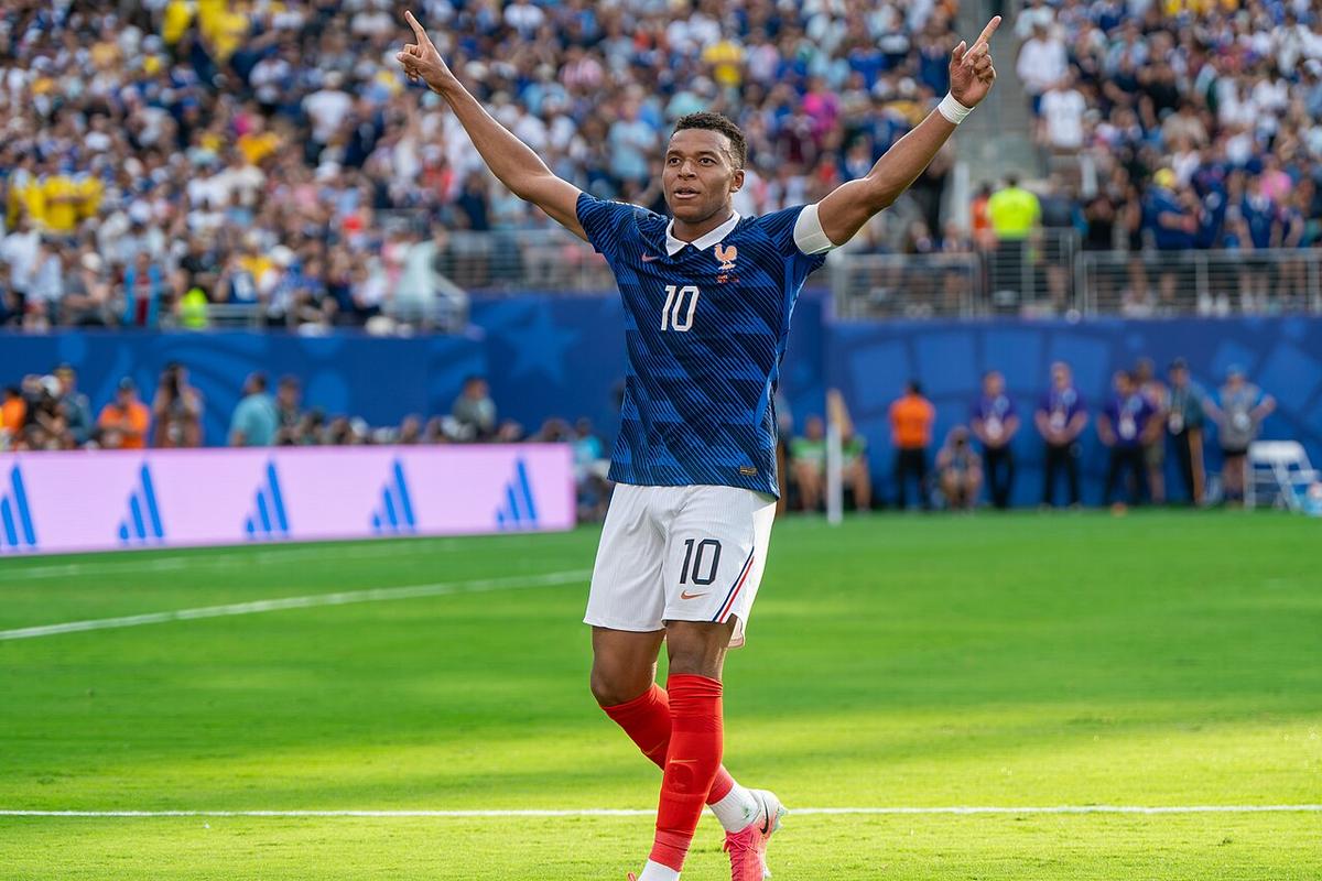 Kylian Mbappé con la selección de Francia en un partido contra Suecia