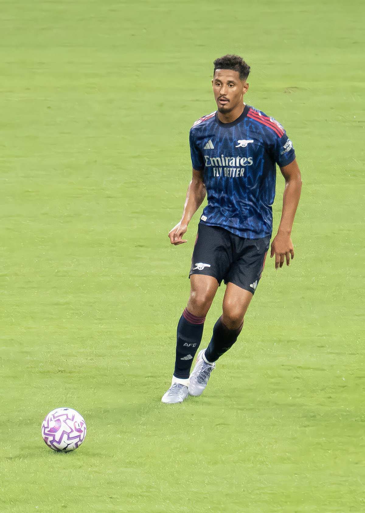William Saliba con la camiseta del Arsenal en 2025