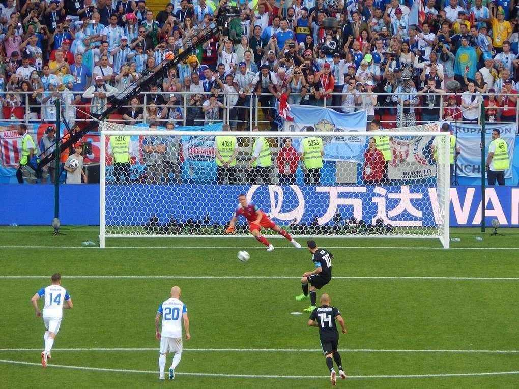 Lionel Messi lanzando un penalti con Argentina en el Mundial 2018