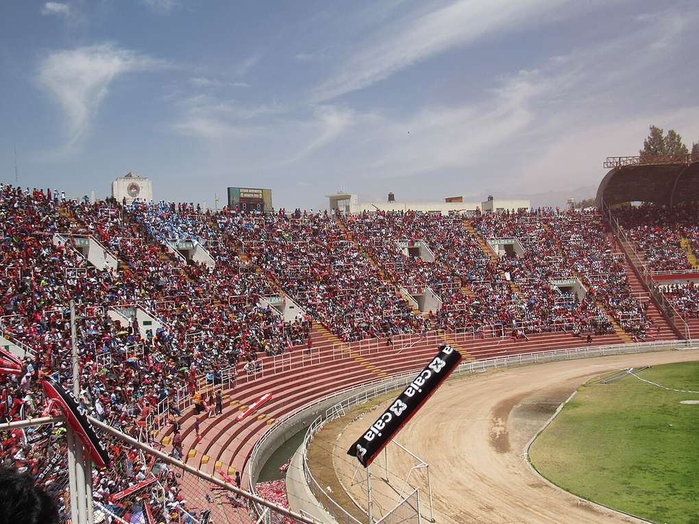 Tribuna norte del Estadio de la UNSA de Arequipa, casa de Melgar