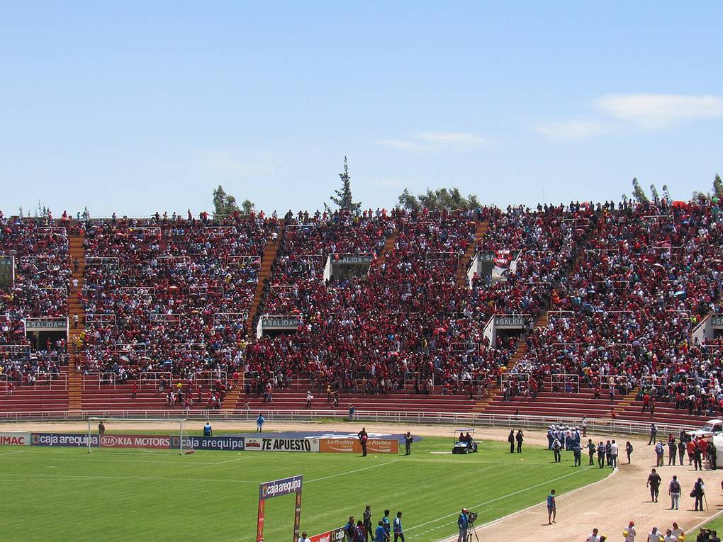 Tribuna sur del Estadio de la UNSA de Arequipa durante un partido