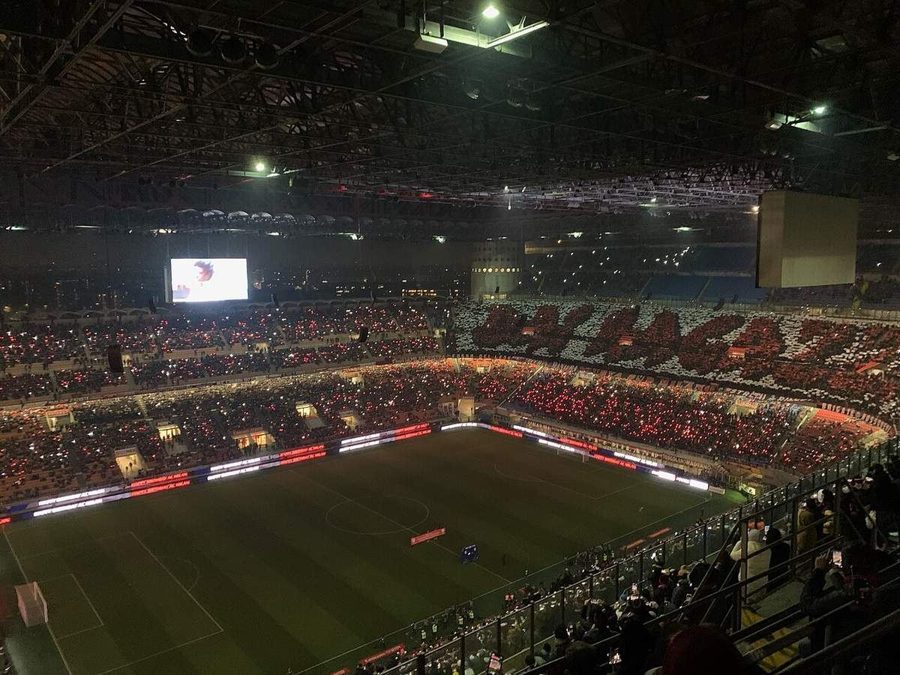 El estadio San Siro antes de un partido entre el AC Milan y el Napoli en diciembre de 2021