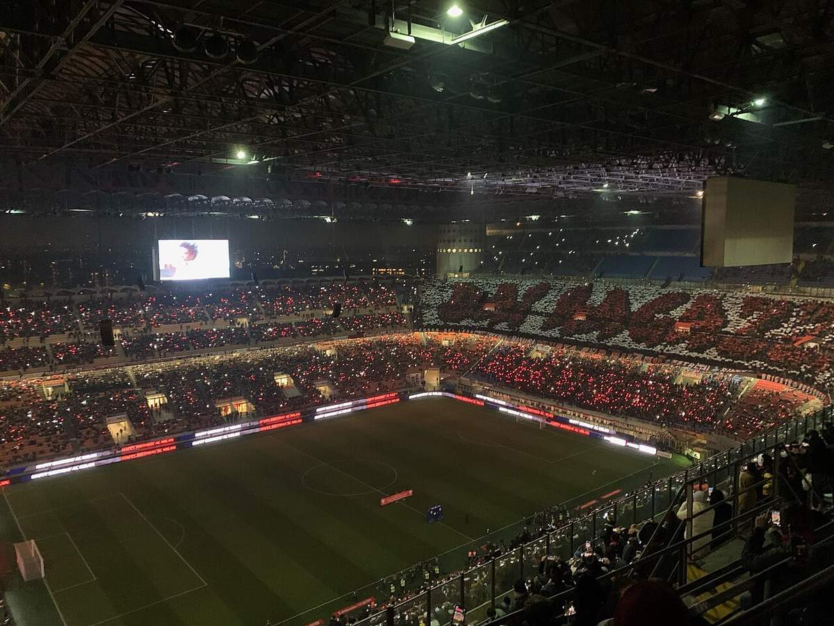 El estadio San Siro de Milán antes de un partido, sede del Milan vs Bologna