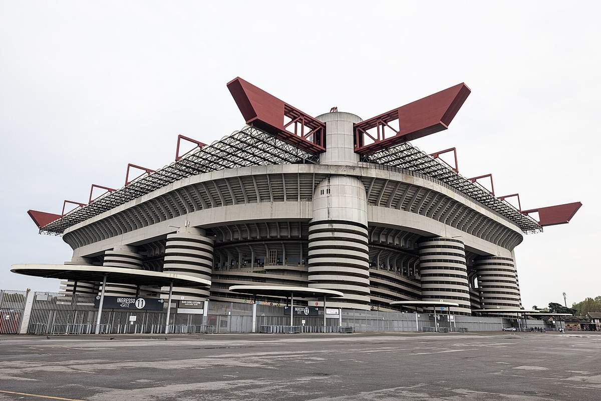 Vista panorámica del estadio San Siro de Milán, en una foto de archivo