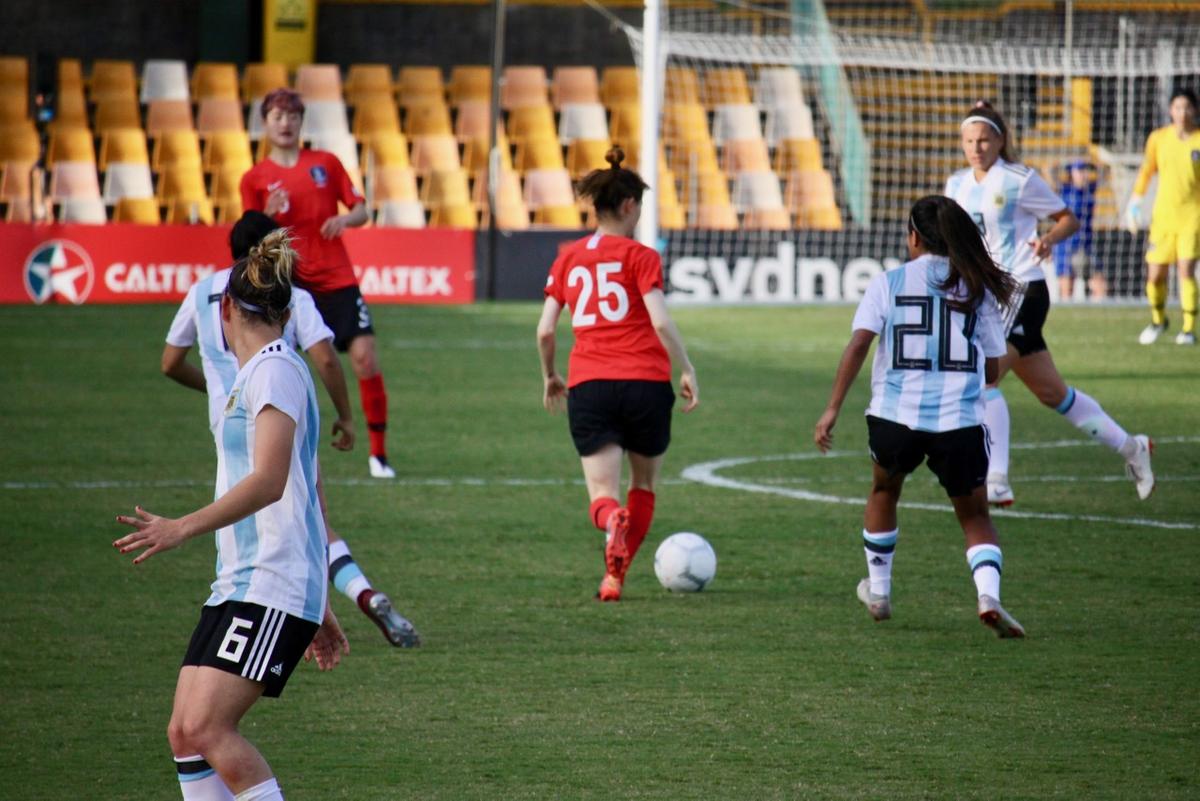 La selección argentina femenina en acción en un torneo internacional