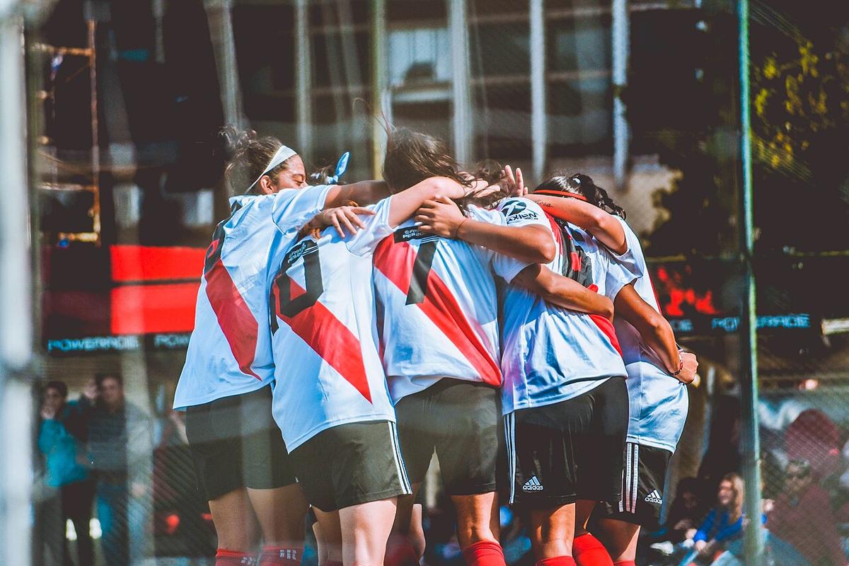 Fútbol femenino en Buenos Aires, en un partido de clubes argentinos